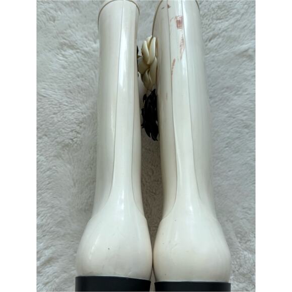 Chanel rain boots size - Gem CHANEL Camellia Rain Boots White size 40 EU Authentic
